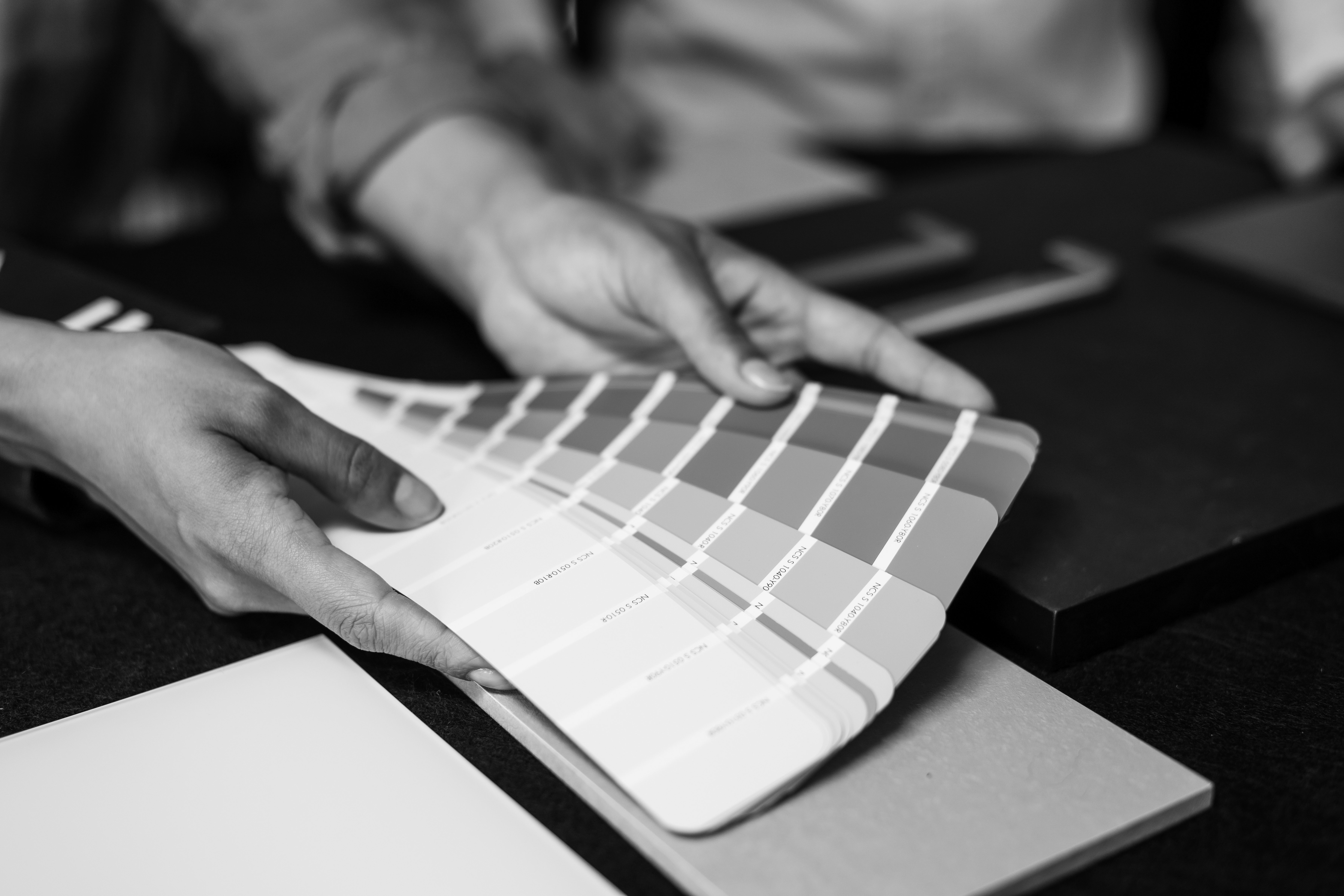 Beratungsgespräch Küchenkauf Farbfächer