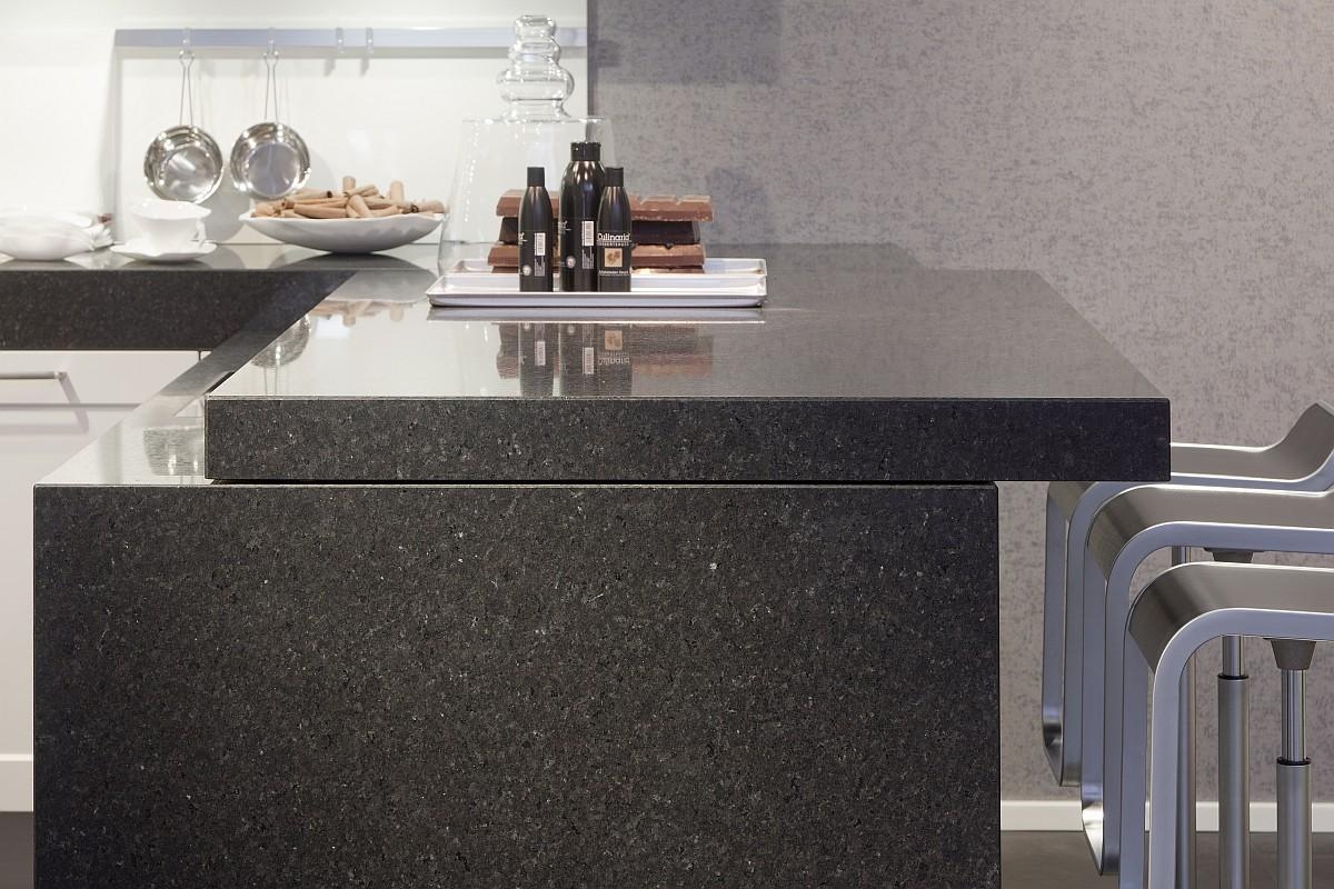 Küche in Naturstein, mit Naturstein-Arbeitsplatte