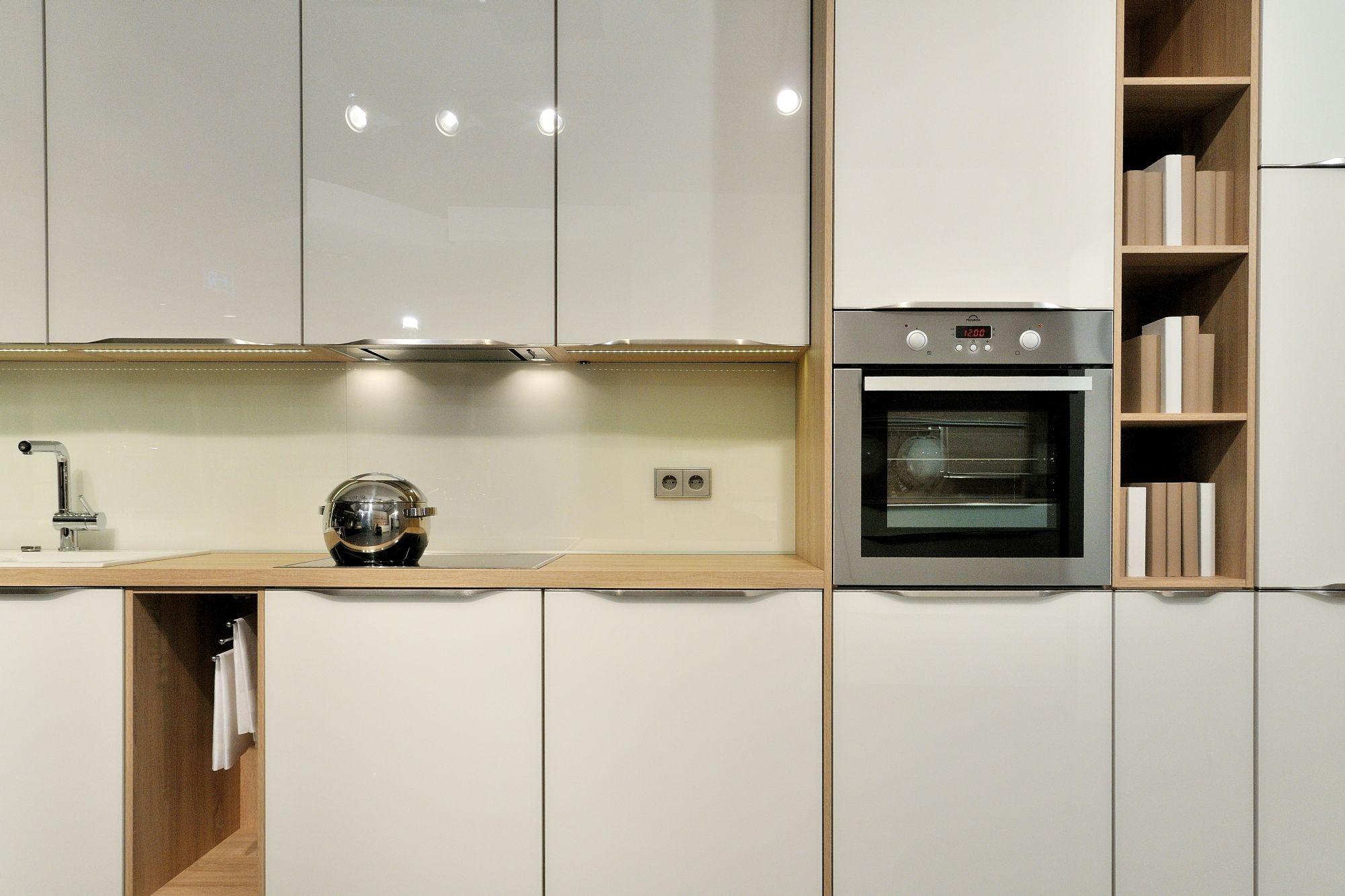 Küche mit einem ergonomisch eingebauten Backofen.