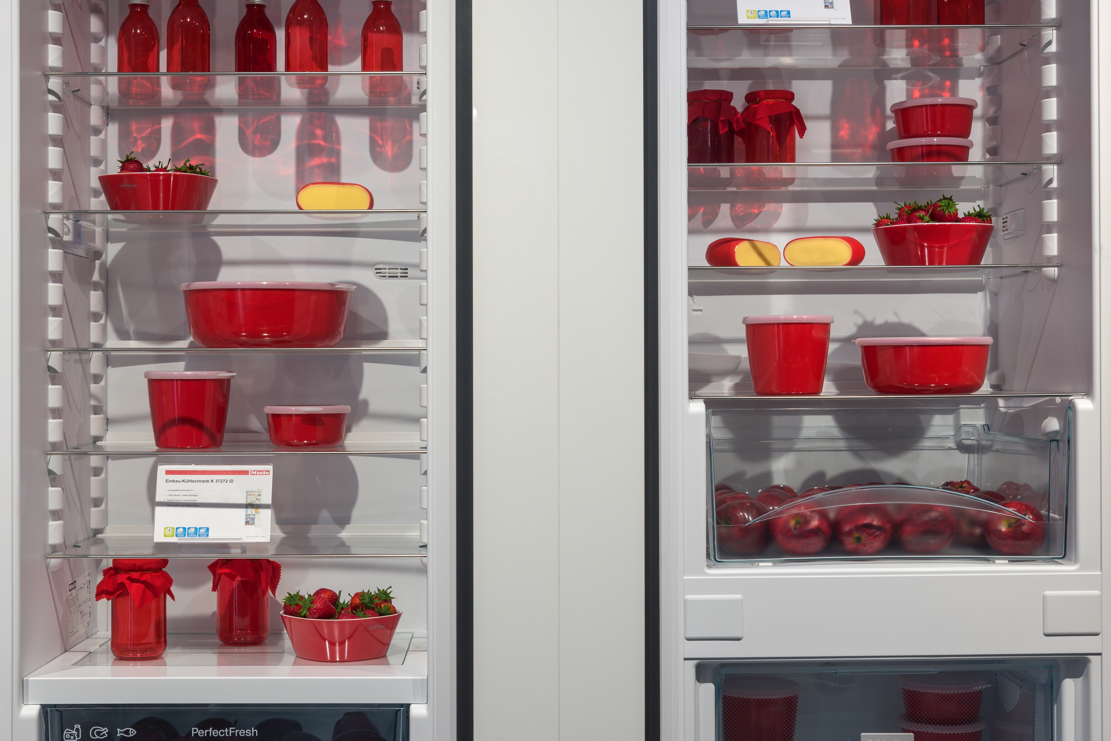 offener Kühlschrank mit seinen Fächer mit Inhalt