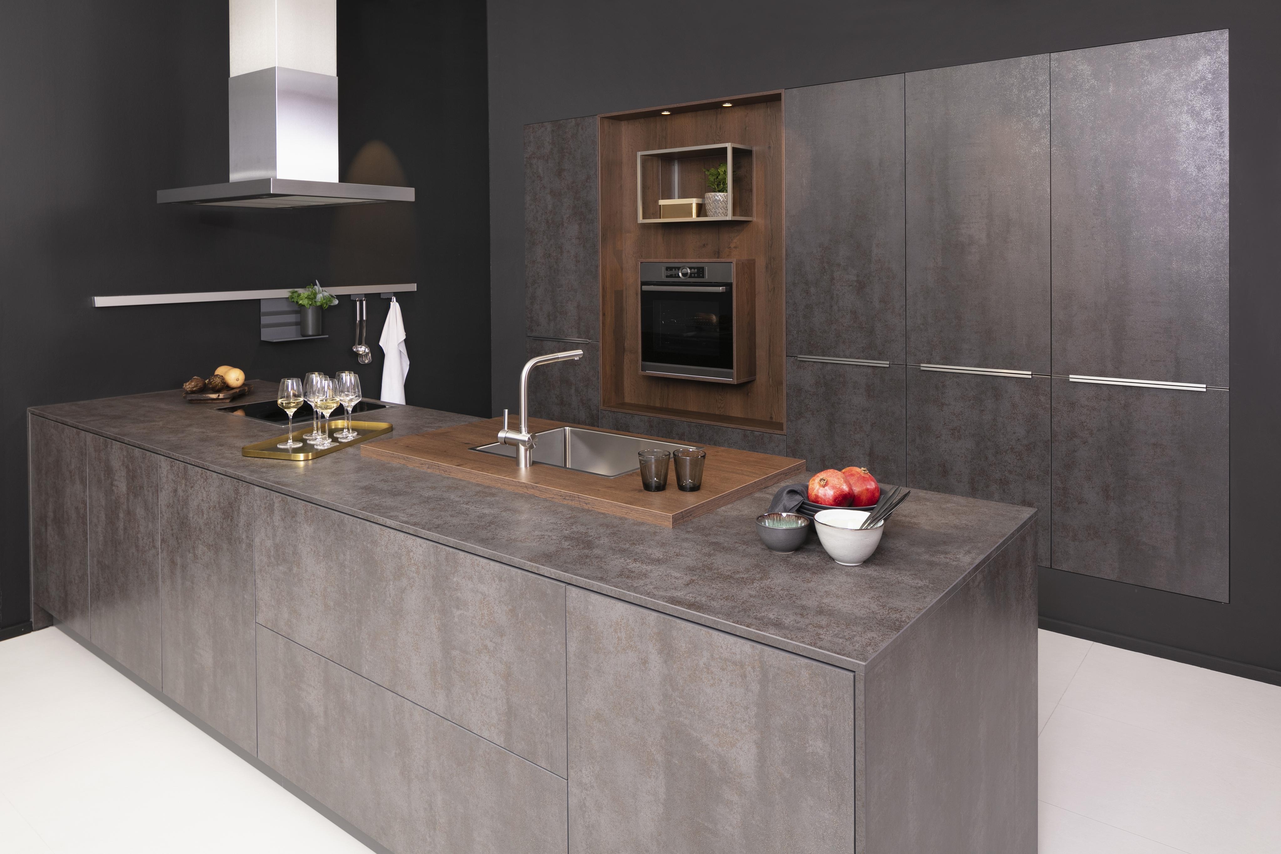 Küche mit einer Keramik-Arbeitsplatte