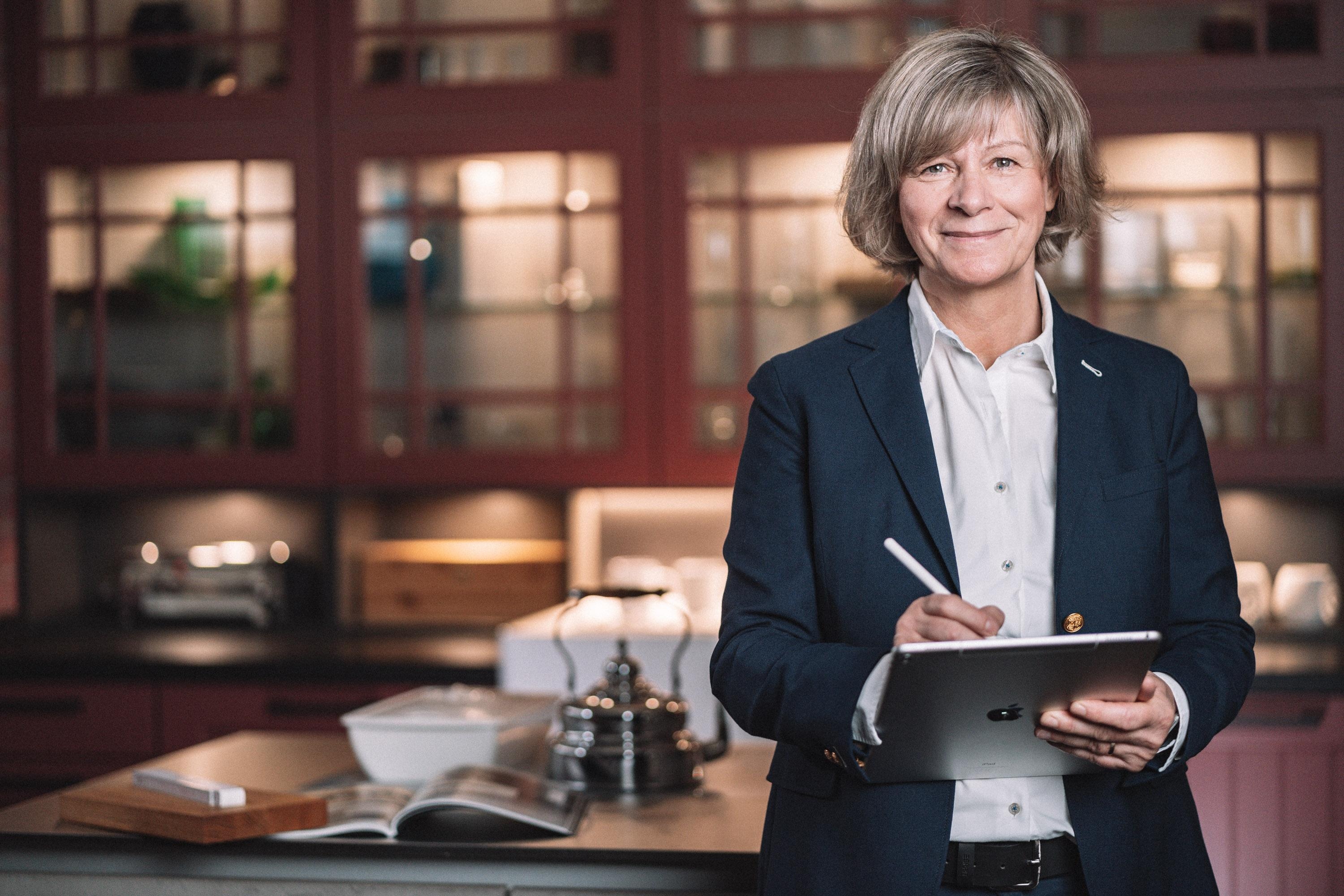 Martina Diekmann vor dem Beratungsplatz