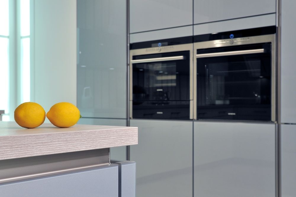 Küche mit Kunststoff-Oberflächen