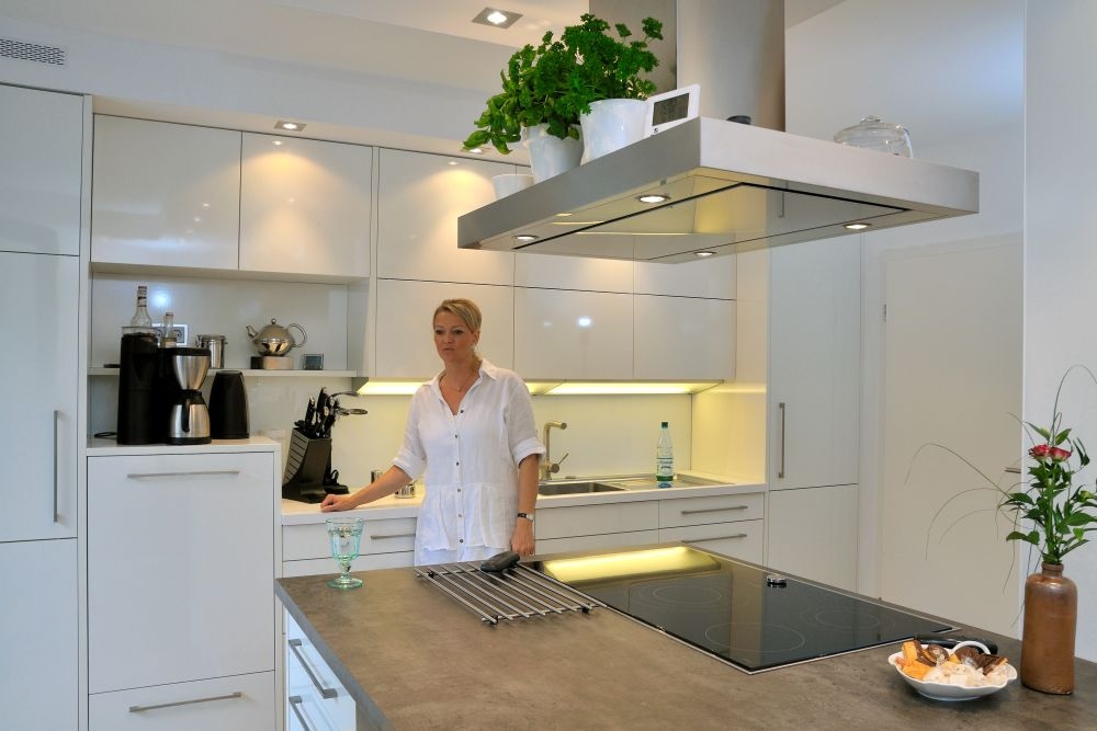 Küche mit Dunstabzugshaube über dem Kochfeld