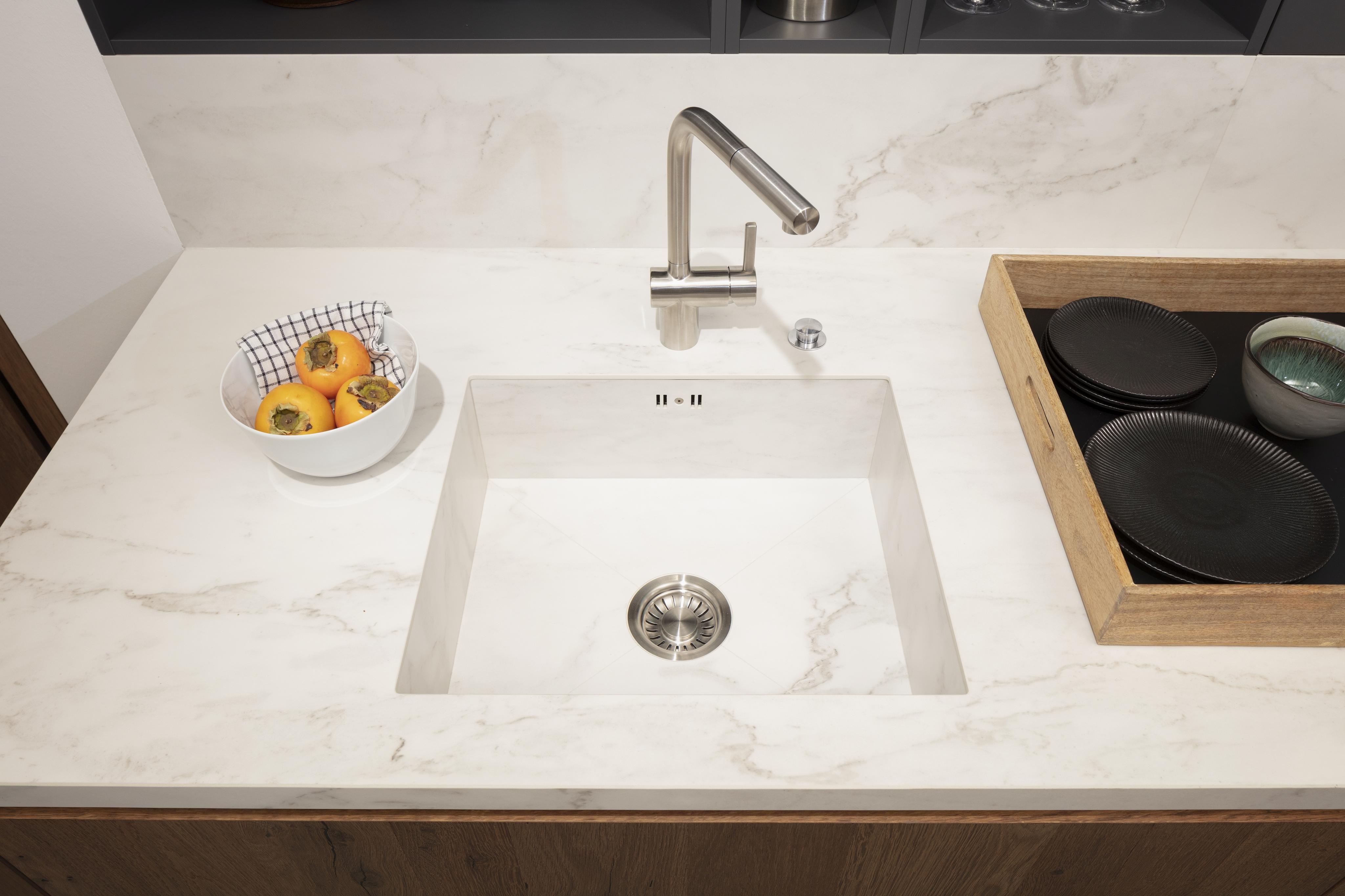 Arbeitsplatte und Spüle aus Quarzstein