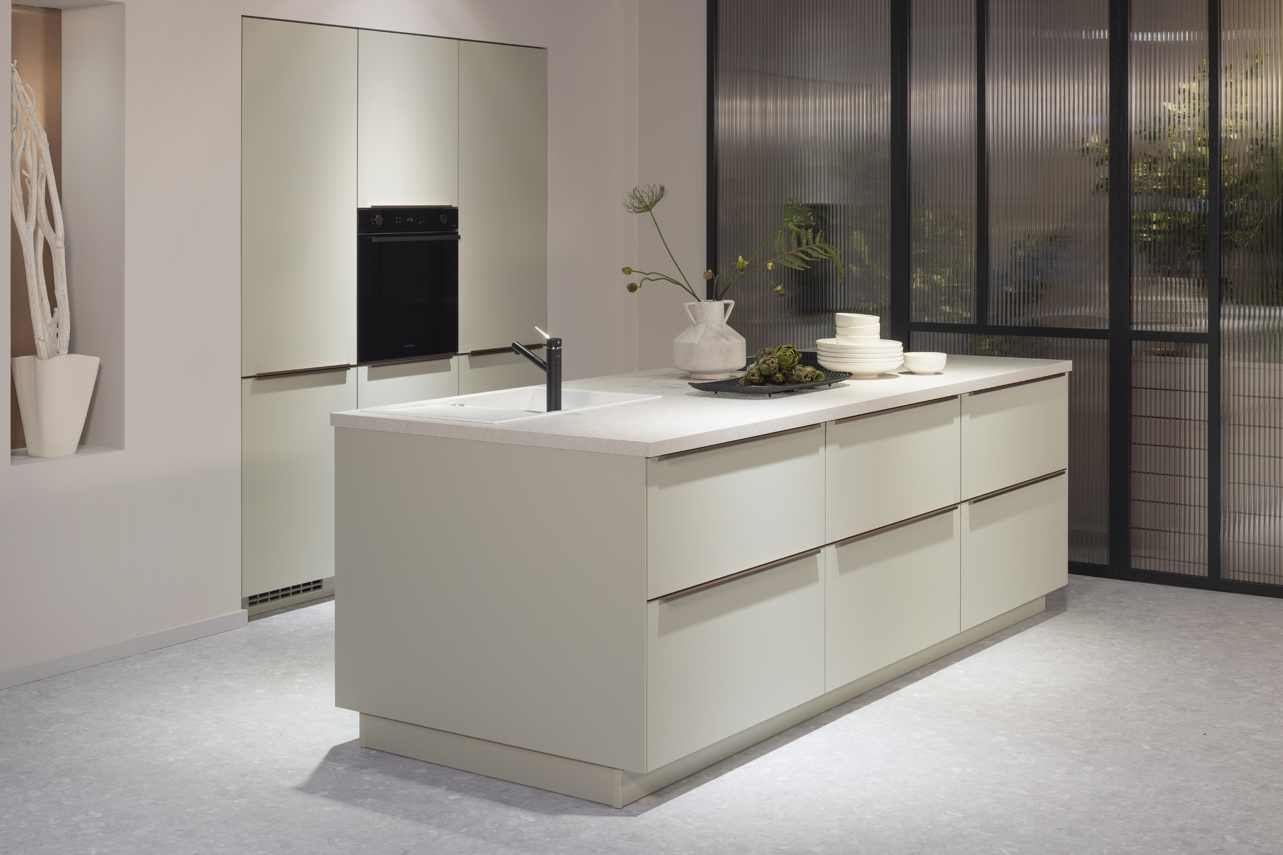 APL: 322 Terrazzo Weiß Korpus: 194 Schiefergrau Front: 494 Lack, Jade Premium matt Griff: Griffleiste Bronze metallic Geräte: Samsung  Armatur: Nobilia Spüle: Elleci  Features: Bronze + Jade, eingekoffertes Element, Handtuchhalter unter Spüle, neuer Schubkasten, moderne Insellösung, symmetrische Küche, Griffleiste in Bronze metallic