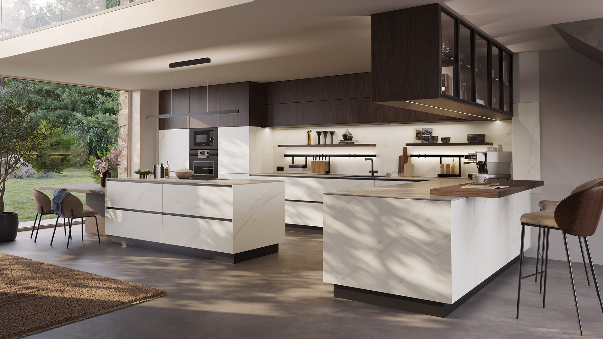 Moderne offene Küche mit weißen Fronten, dunklen Hängeschränken und Barhockern.