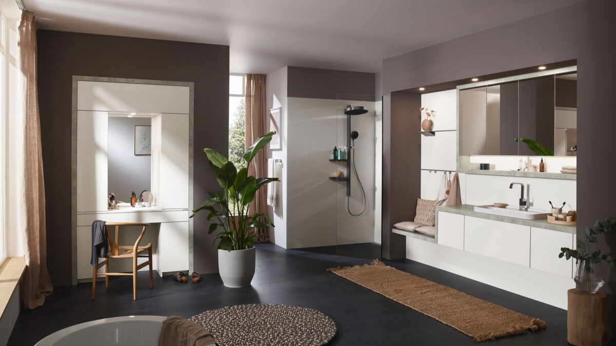 Modernes Badezimmer mit großer Dusche, weißen Möbeln, Spiegel und Pflanze im Topf.