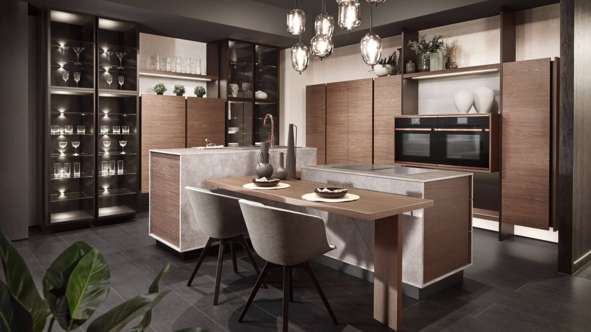 Moderne Küche mit Holzfronten, Kochinsel und stilvollen Hängelampen