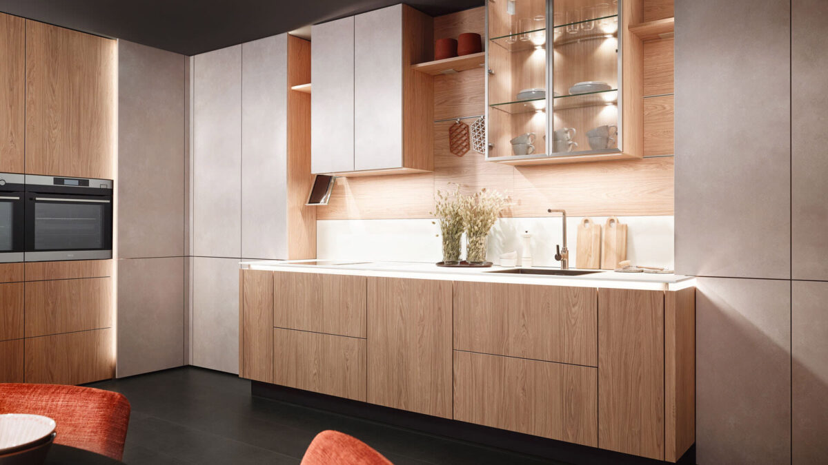 Moderne Küche mit Holzfronten, eingebautem Ofen und offenen Regalen, stilvoll beleuchtet.