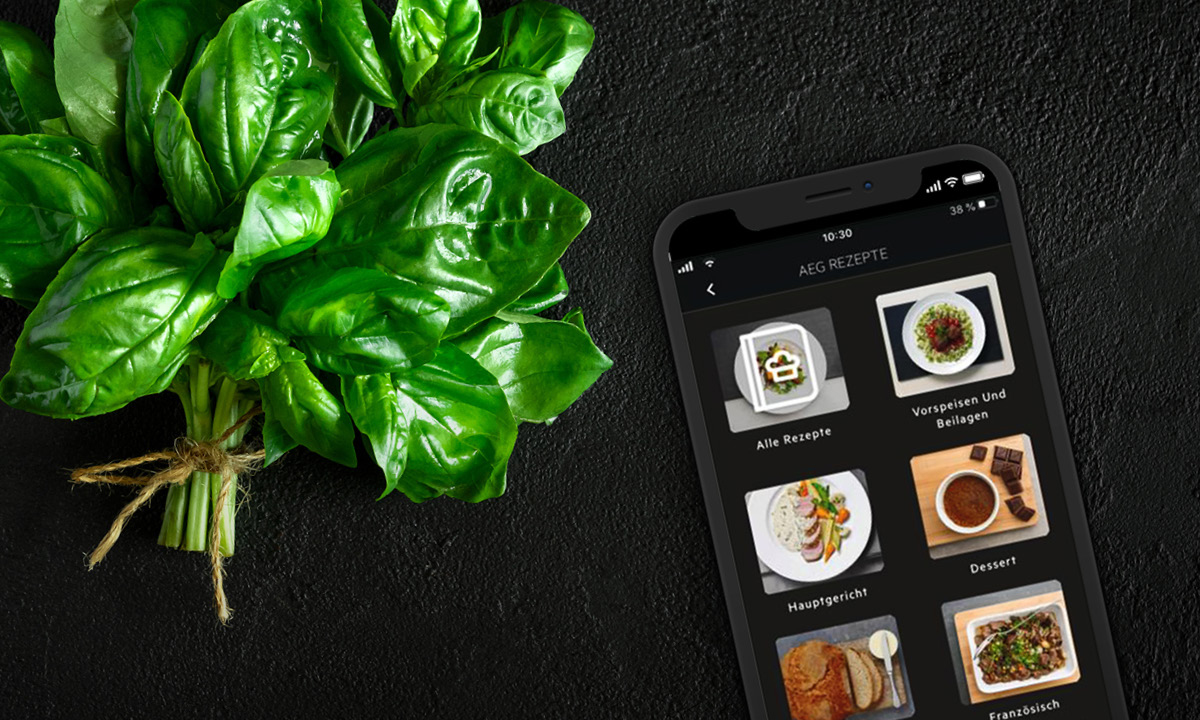AEG Wifi-Kochassistent, der in einer App Gerichte auf dem Handy zeigt. 