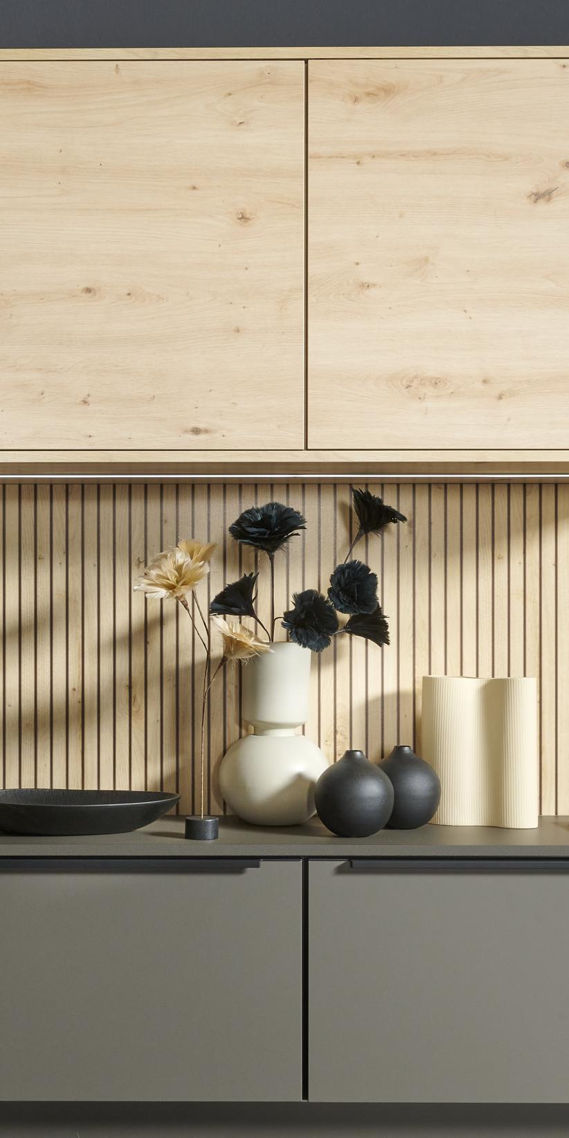 Impuls L-Küche mit Rückwand in Akustik-Paneel-Optik Eiche hell Nachbildung