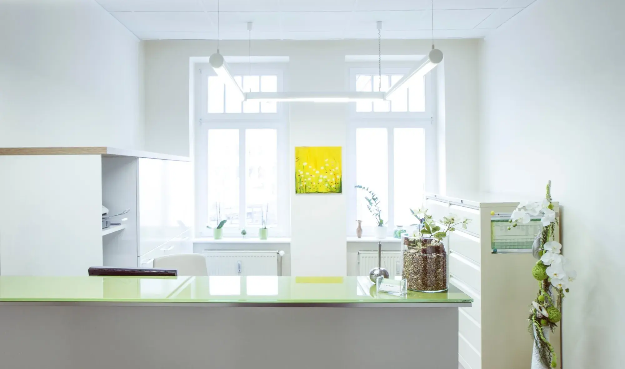 Einladende Praxisrezeption mit viel Stauraum für Akten. 