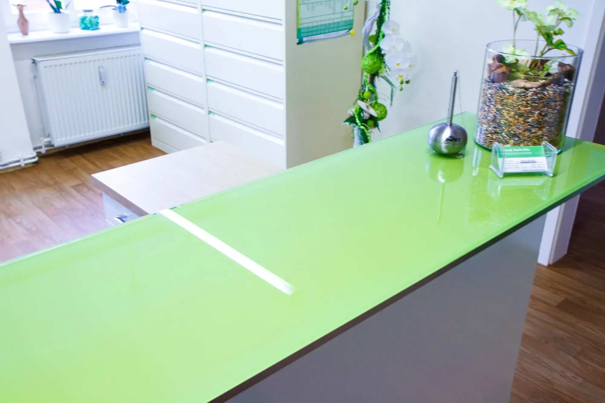 Theke in der Praxis mit grüner Oberfläche