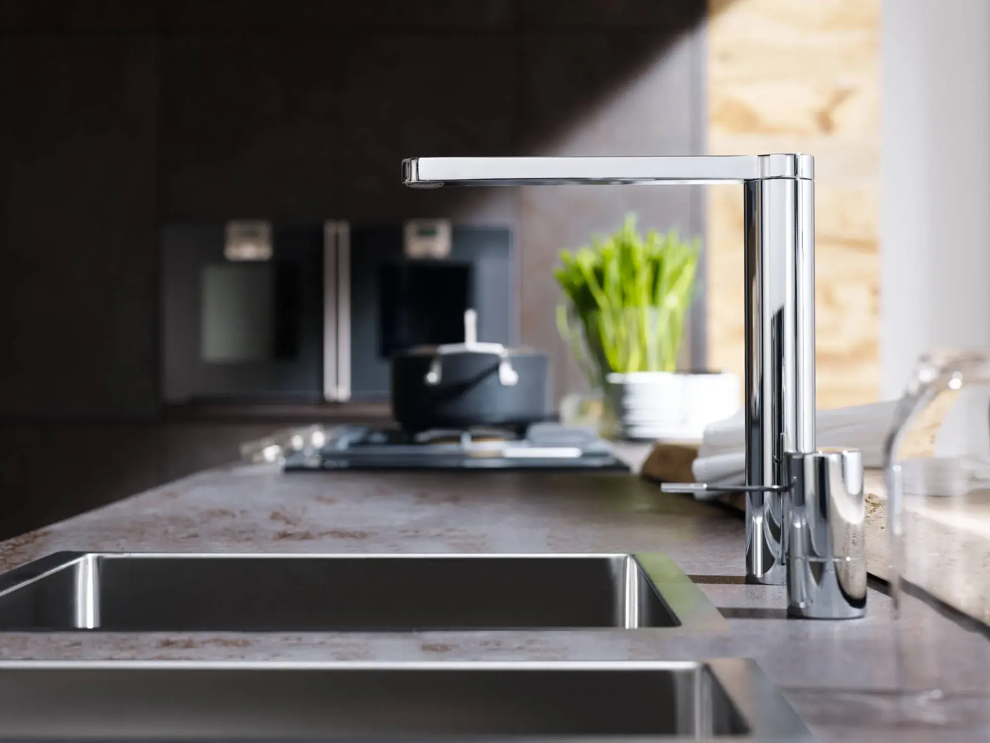 Arbeitsplatte mit Spüle und Armatur