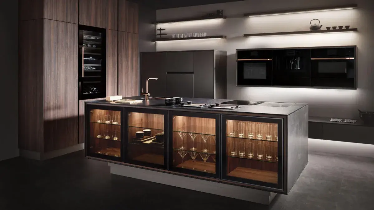 Moderne Küche mit beleuchteter Insel, Glasfronten und dunklen Holzelementen.