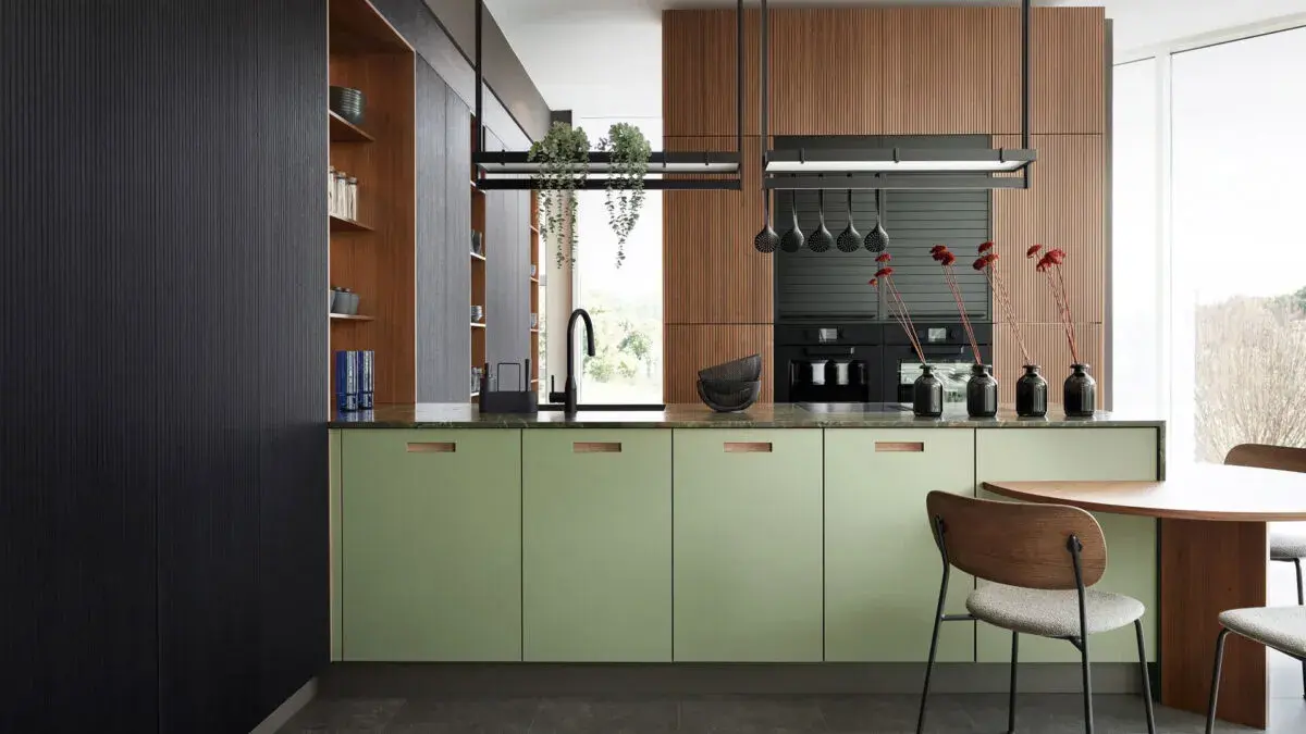 Moderne Küche mit grünen Unterschränken, Holzdetails und großen Fenstern.