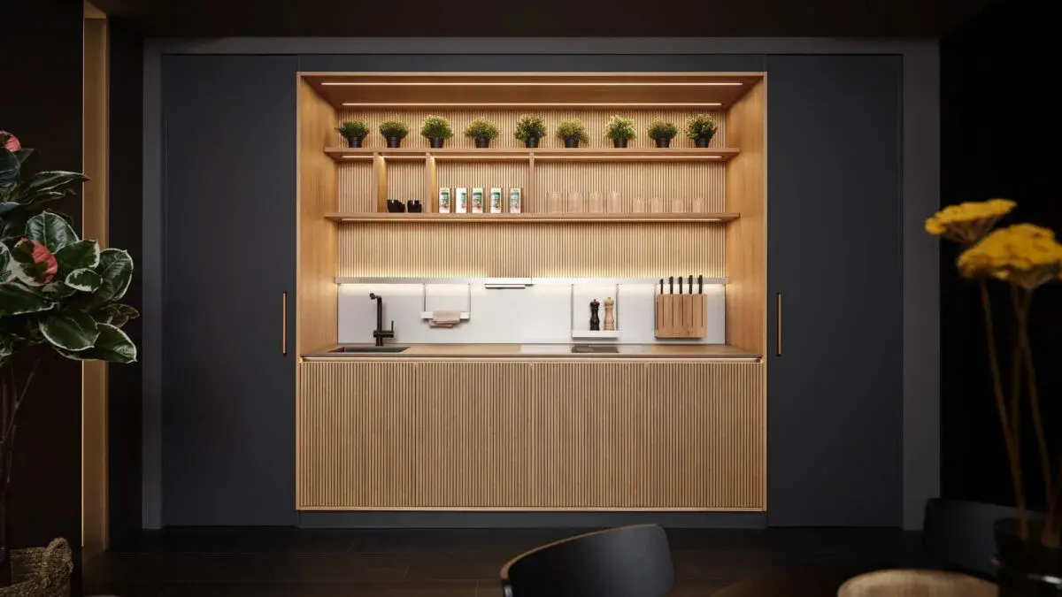 Moderne Holzküche mit offenen Regalen, Pflanzen und Küchenutensilien.