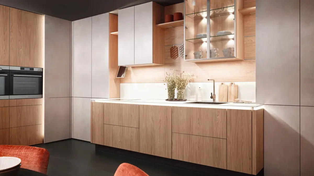 Moderne Küche mit Holzfronten, eingebautem Ofen und offenen Regalen, stilvoll beleuchtet.