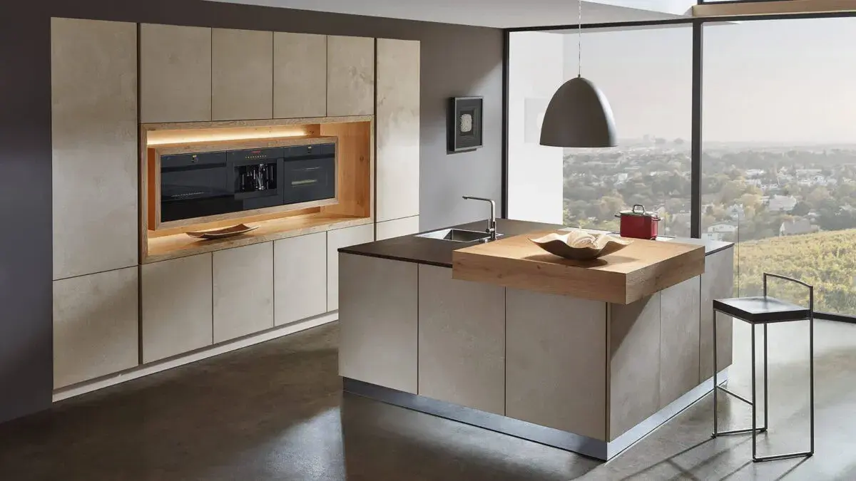 Moderne Küche mit Kücheninsel, Holzdetails und großem Fenster mit Stadtblick.