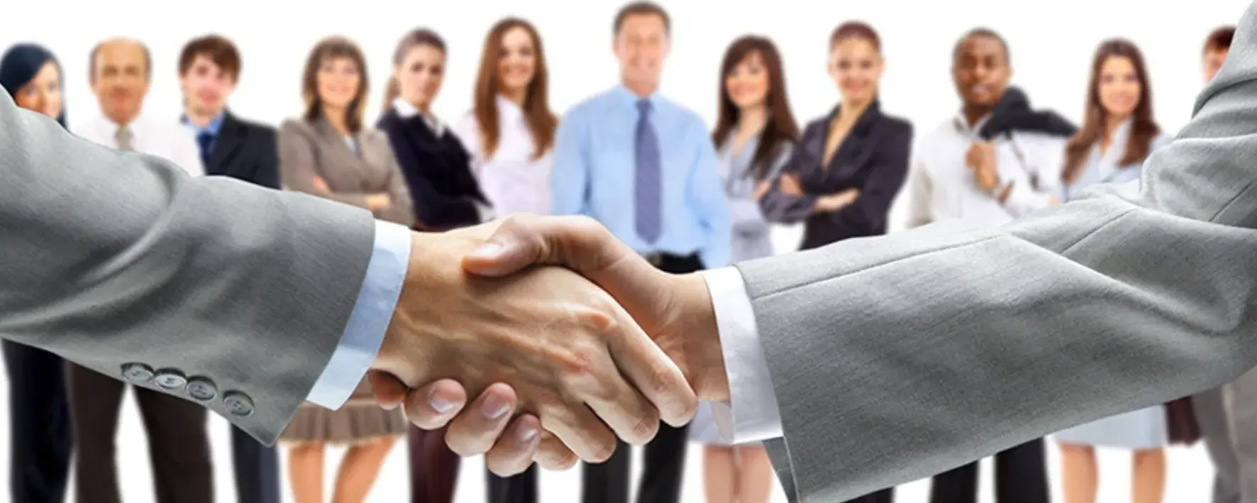 Handschlag vor einer Gruppe von Menschen