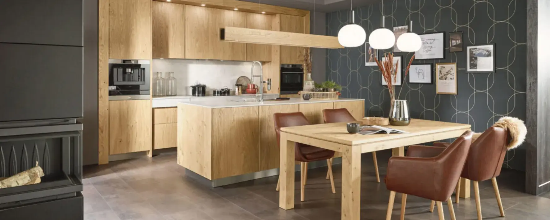 Sachsenküche in hellem Holz mit Esstisch